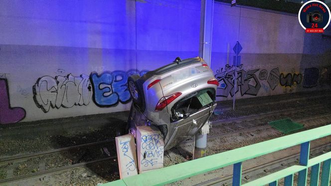 Auto spadło z kilku metrów na tory tramwajowe w Warszawie