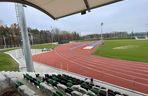 Ostatnie dni remontu stadionu w Starachowicach. Na bieżni pojwiły się tory