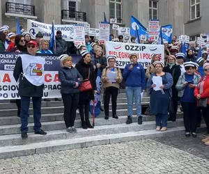 Protest pielęgniarek i położnych w Katowicach