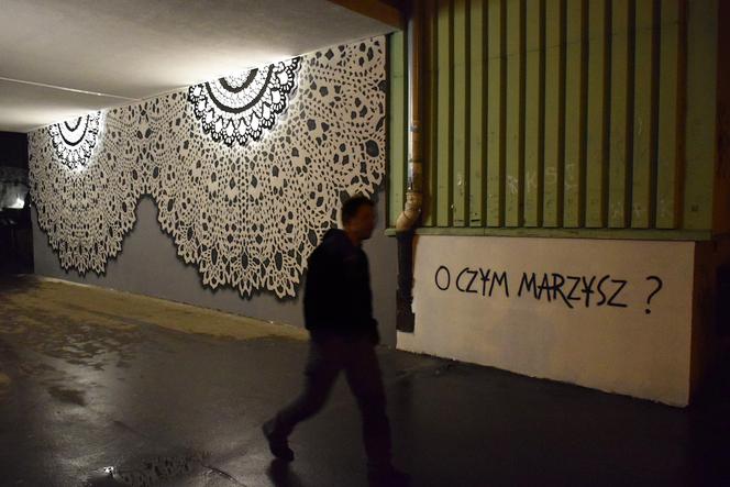 Koronkowy mural - projekt "Brama do wszystkiego"