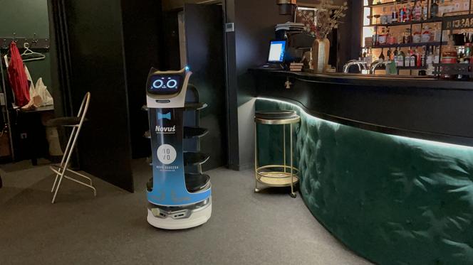 Novuś - pierwszy robot - kelner w Nowym Sączu 