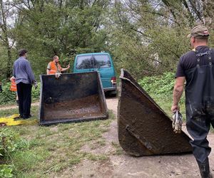 Warszawa. Wyschnięta Wisła odsłoniła zabytkowe wagoniki i fragment Villa Regia