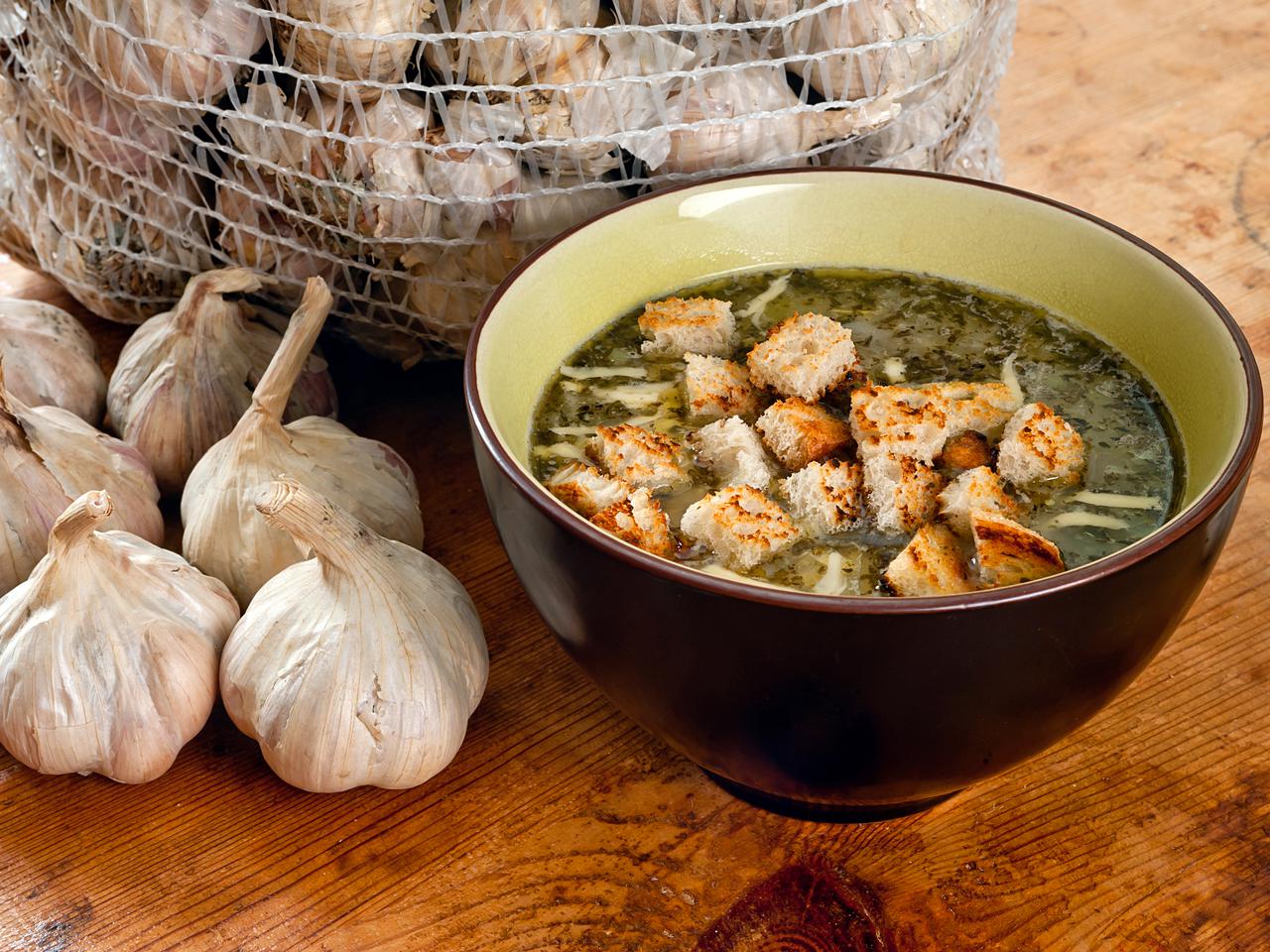 Rozgrzewająca zupa czosnkowa z wędzonką: przepis