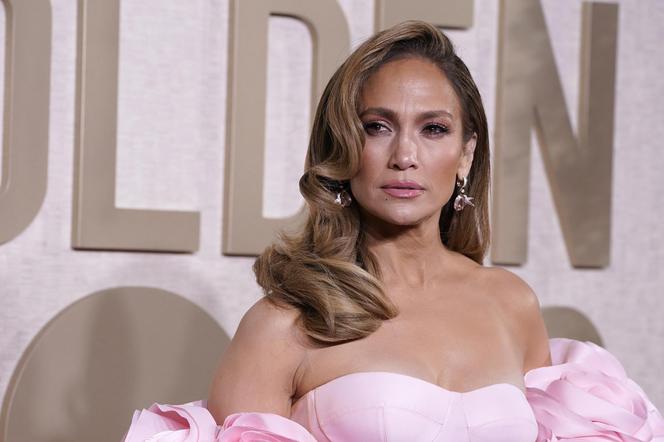 Jennifer Lopez wije się prawie naga! 55-latka coraz gorętsza