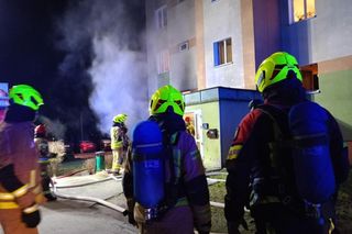 Poważny pożar w bloku w Bydgoszczy. 37 osób ewakuowanych, w tym kilku rannych