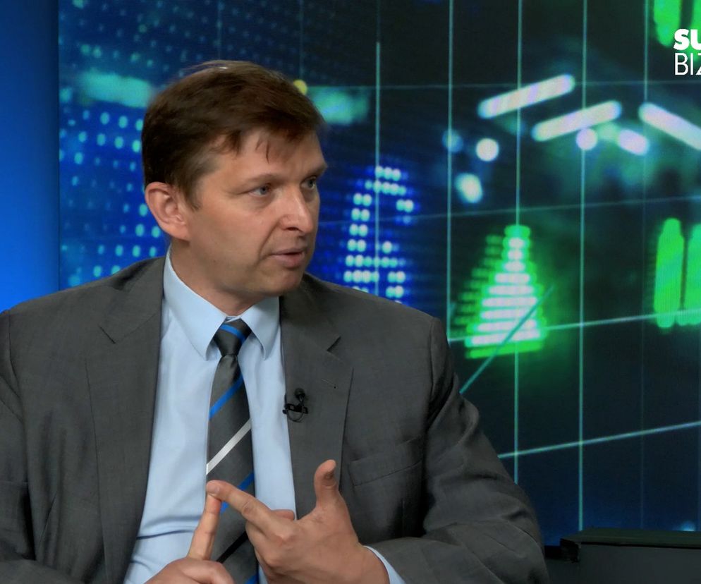 Marek Zuber, ekonomista, omawia w studiu telewizyjnym trudną sytuację finansów publicznych w Polsce.  Dyskusja dotyczy rekordowego deficytu budżetowego i potencjalnych konsekwencji dla gospodarki.  Na tle graficznej wizualizacji danych finansowych,  Zuber analizuje ryzyko oraz możliwe scenariusze. Więcej informacji na temat sytuacji ekonomicznej Polski znajdziesz na portalu Super Biznes.