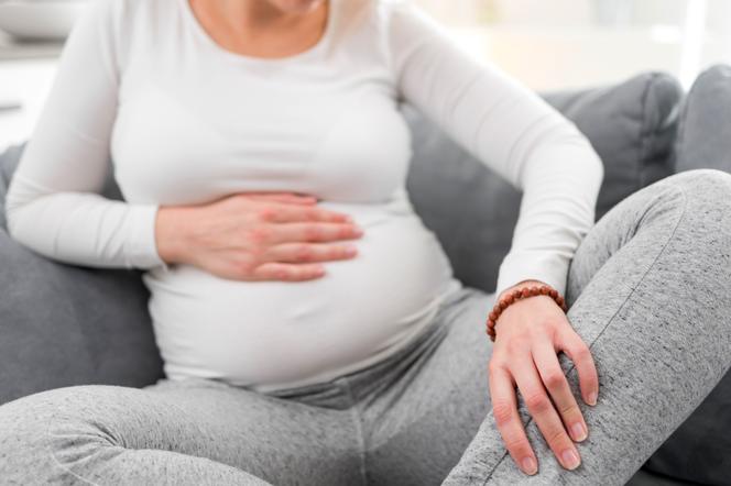Zakrzepica żył może zagrażać tobie i dziecku. Jak ją rozpoznać w ciąży?