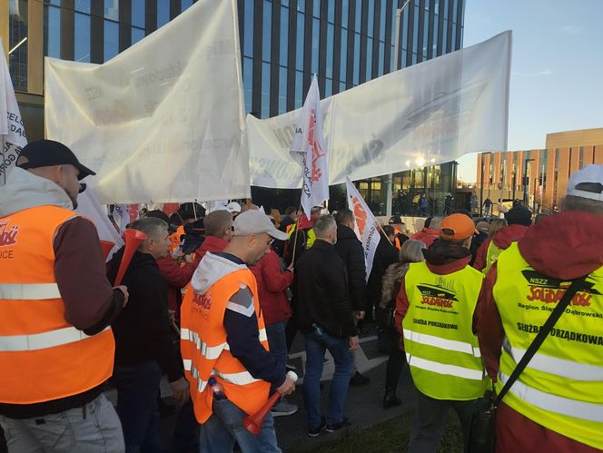 Protest w Katowicach. Tysiące związkowców na ulicach. Padły mocne słowa o „zbrodniczej ideologii”