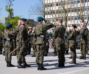 Ponad stu żołnierzy na Placu Solidarności w Olsztynie. Złożyli uroczystą przysięgę [ZDJĘCIA]