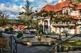 Ta miejscowość na Dolnym Śląsku najbardziej kojarzy się z jesienią. Wygląda bajkowo 