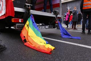 Marsz Niepodległości 2023. Flagi UE i LGBT rzucone na ziemię 
