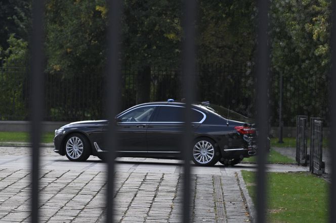 Karol Nawrocki który odbiera Kasię ze szkoły.