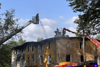 Dramatyczny pożar na Dolnym Śląsku. Mężczyzna ewakuowany przez okno, budynek doszczętnie zniszczony