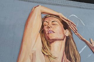 Naga kobieta uprawia jogę na lubelskim miasteczku akademickim. To kolejna praca Żbika