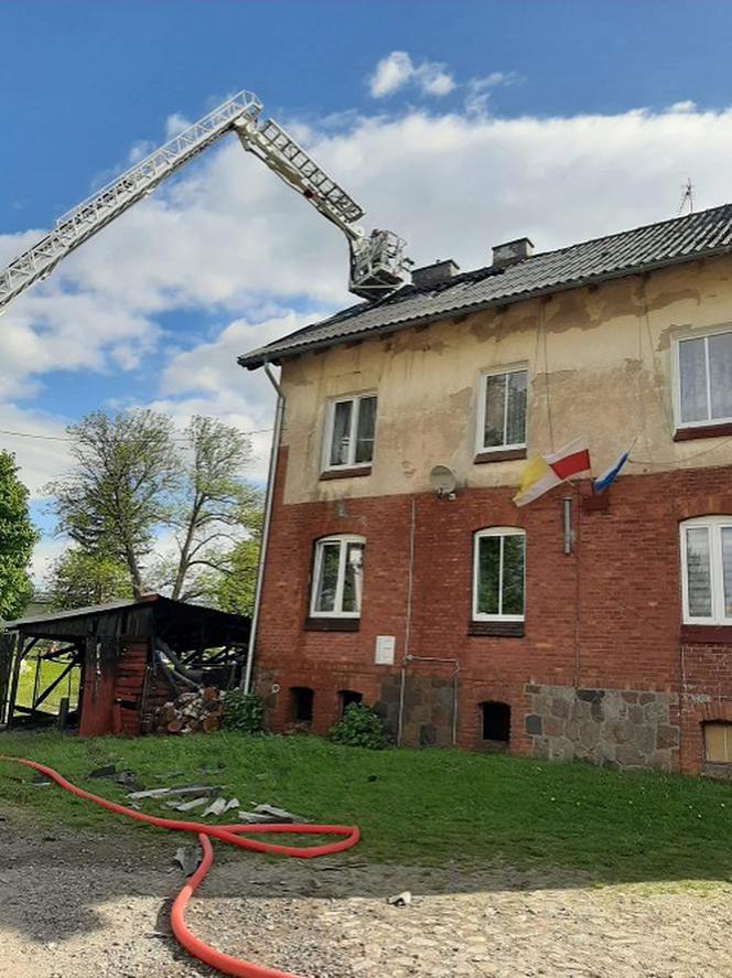 Pożar we wsi Turza Wielka. Poparzone dzieci trafiły do szpitala 