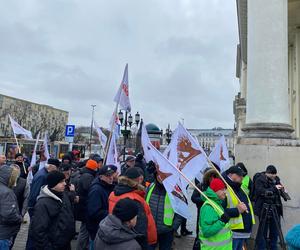 Warszawa: pracownicy MPO protestowali przed ratuszem