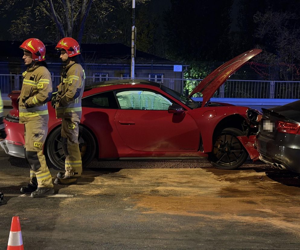 Koszmar na Wale Miedzeszyńskim! Rozbite Porsche za 700 tysięcy złotych!