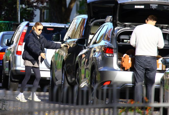 K. Tusk z mężem przenoszą rzeczy z lexusa do innego auta: Córka oddała ojcu samochód