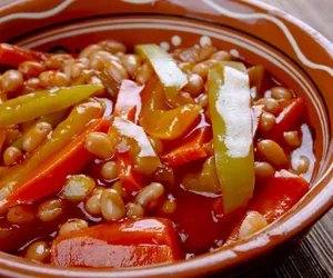 Chakalaka, czyli afrykańska sałatka z fasoli i warzyw - pożywna i pyszna