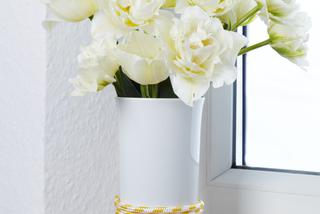 Dodatki w stylu marynistycznym DIY: wazon w oplocie ze sznura