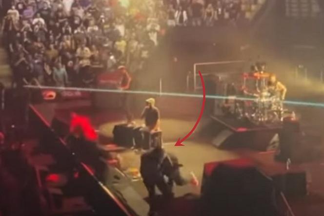 Tom Morello został zrzucony ze sceny przez ochroniarza podczas koncertu Rage Against The Machine. Zobacz wideo!