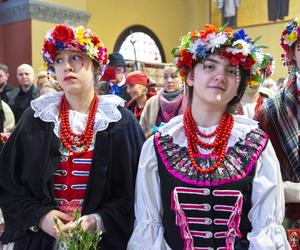 W Bytomiu poświęcono pokarmy w strojach ludowych. To tradycja na Rozbarku 