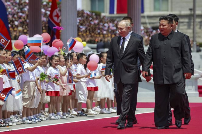 Putin w objęciach Kim Dzong Una! "Przyjacielska pogawędka"