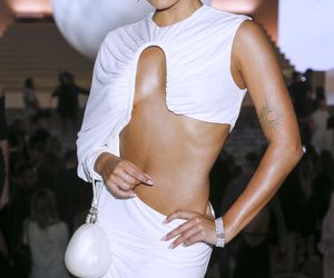 Julia Wieniawa nie traktuj mnie poważnie, to tylko seks