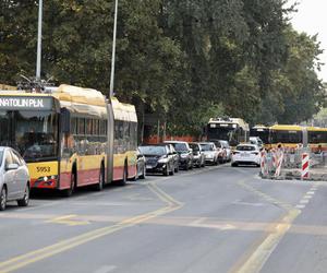 Pasażerowie komunikacji w Warszawie wściekli jak nigdy. 100 minut w korku. Wszystko stoi