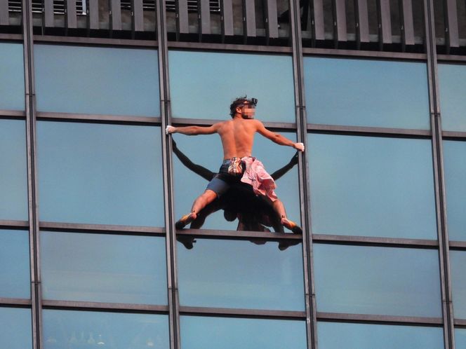 Wdrapał się na szczyt wieżowca w Warszawie