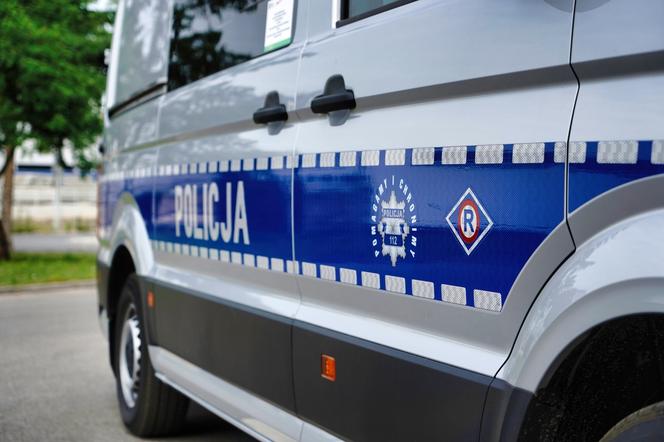 Policjanci pod Bydgoszczą szukali nożownika. Zadał cios i zniknął, a jego ofiara trafiła do szpitala