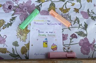 Przy ul. Paderewskiego w Nowym Sączu Weronika sprzedaje babeczki i lemoniadę 