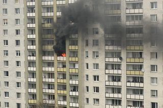 Pożar mieszkania w Warszawie! Czarny dym widać z daleka [ZDJĘCIA]