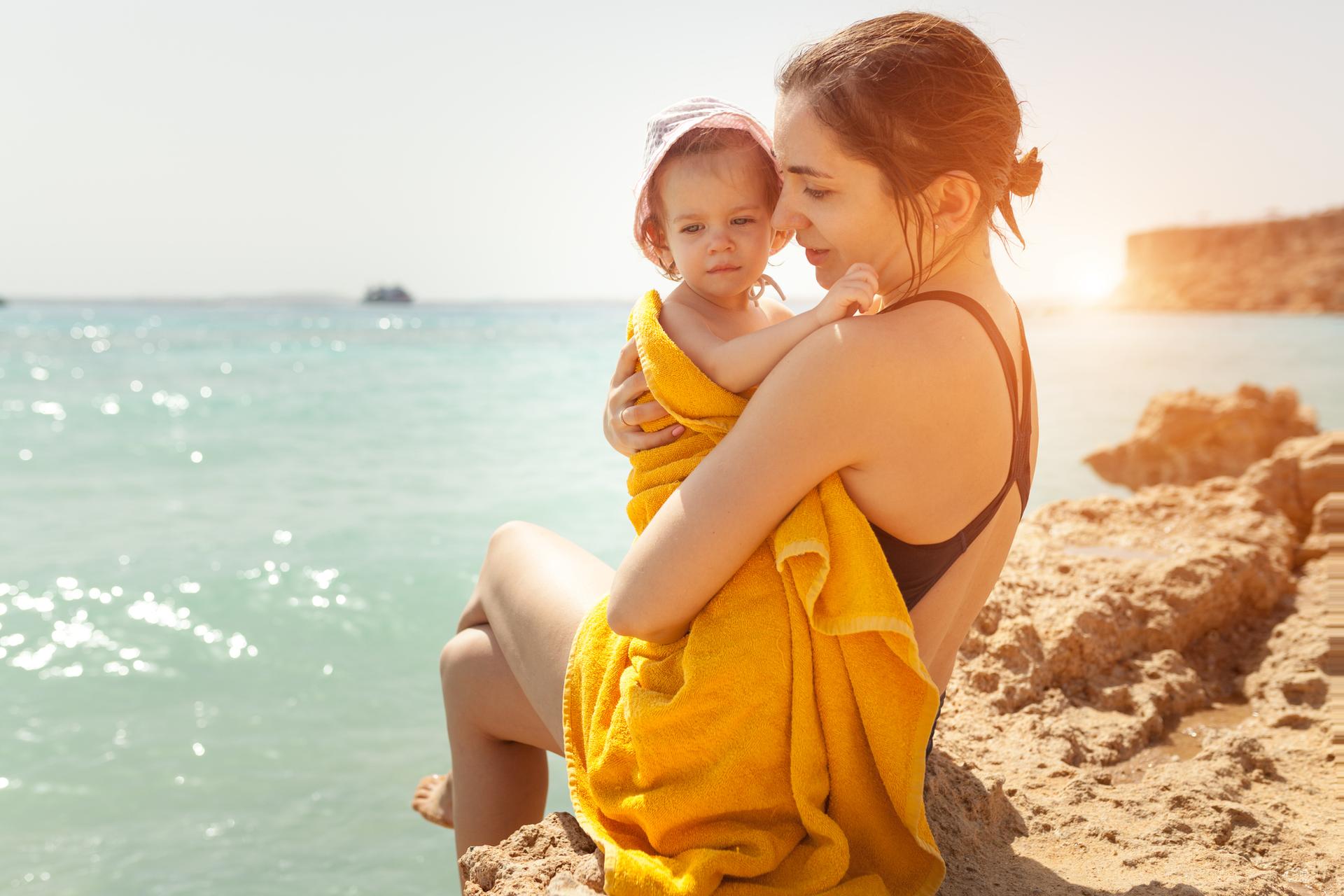 Puszczasz malucha na golaska na plaży? Przeczytaj, dlaczego lepiej tego nie  robić - Mjakmama.pl