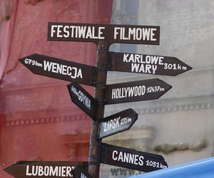 Cała na biało Maria Pakulnis szaleje z sierpem w Lubomierzu. Renata Dancewicz tym razem na spokojnie