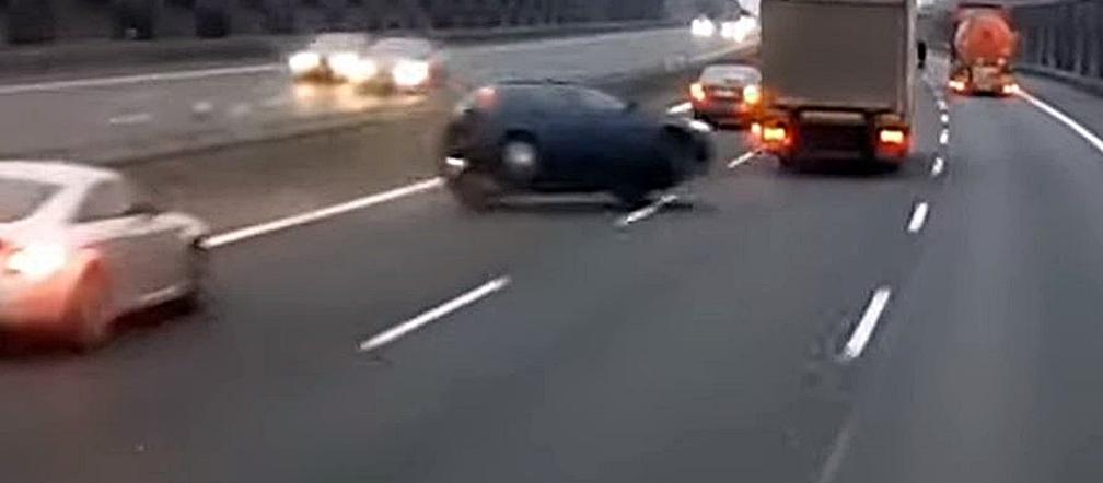 Groźne zdarzenie na autostradzie A4. Samochód zahaczył o audi i dachował 