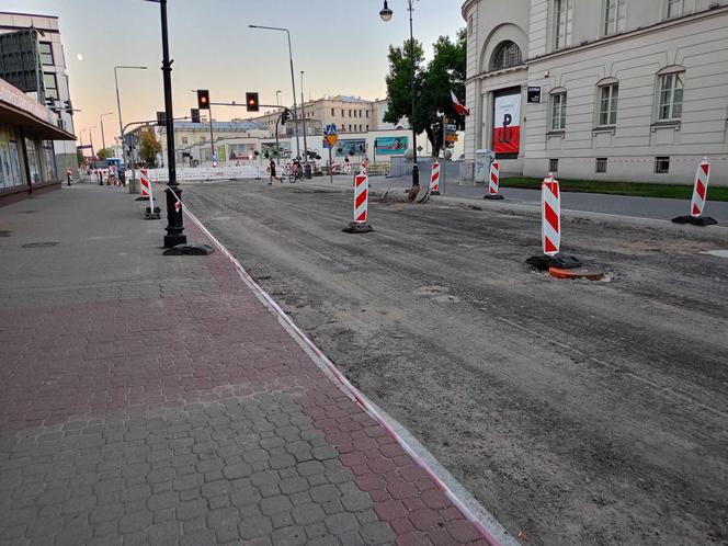 Na ul. Armii Krajowej powstaje już nowa nawierzchnia. Jej skrzyżowanie z ulicami Wojskową i Piłsudskiego zostanie zamknięte na kilka dni.