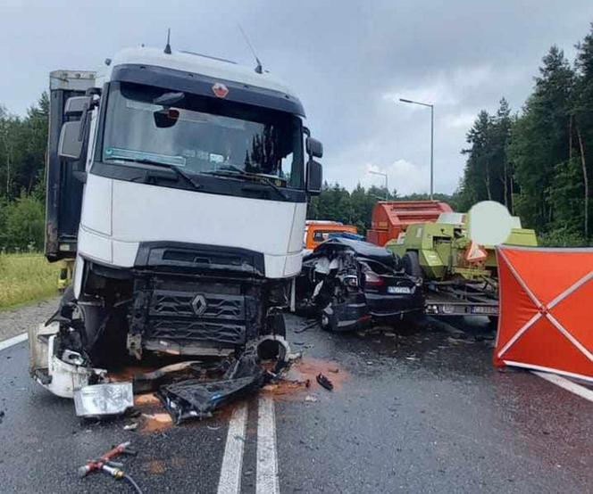 Zderzenie 5 samochodów na zjeździe z A4, jedna ofiara śmiertelna