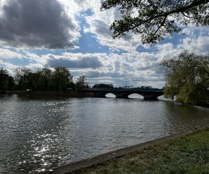   Ełk. Tłumy turystow odwiedzają to miasto. Jest największym na Mazurach