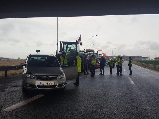 ​Na S5 koło Leszna zaczęła się druga doba rolniczego protestu