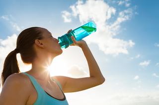 Co wybrać do picia - wodę mineralną, stołową, napój czy sok?