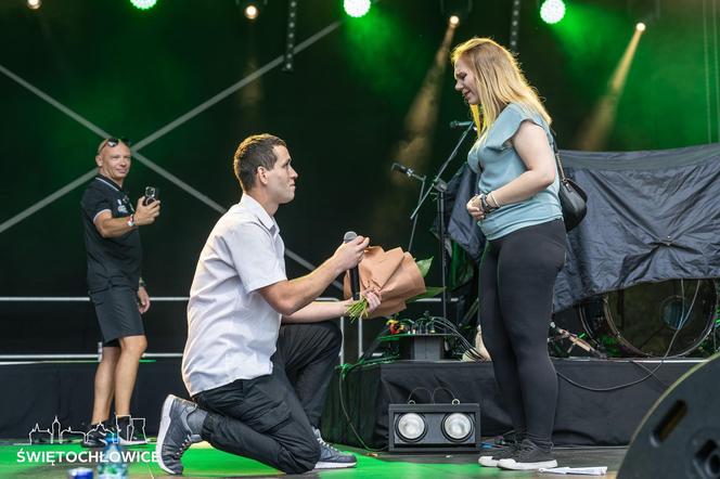 Oświadczył się na scenie w trakcie święta miasta