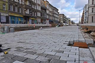 Kładą bruk i nowe chodniki. Tak zmienia się główna aleja w centrum Szczecina [ZDJĘCIA, WIDEO]