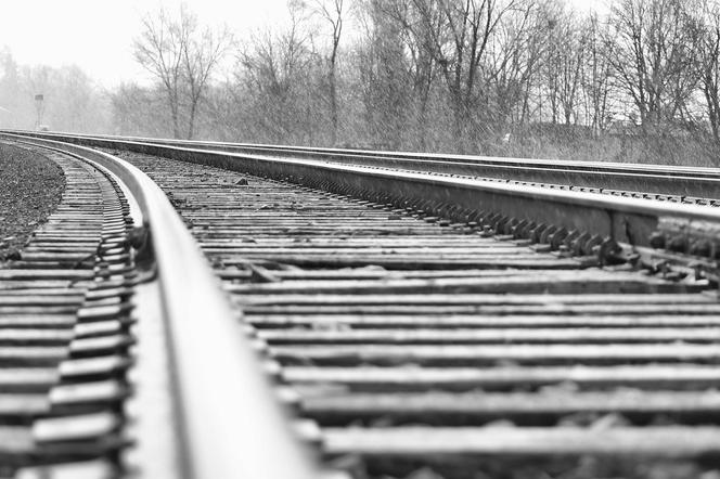 KOSZMAR w Koluszkach: młody mężczyzna śmiertelnie potrącony przez pociąg