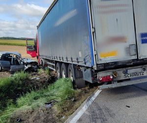 Tragiczny poranek. Kierowca osobówki nie miał szans po zderzeniu z ciężarówką!