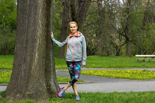 Trening w parku: ćwiczenia przy drzewie