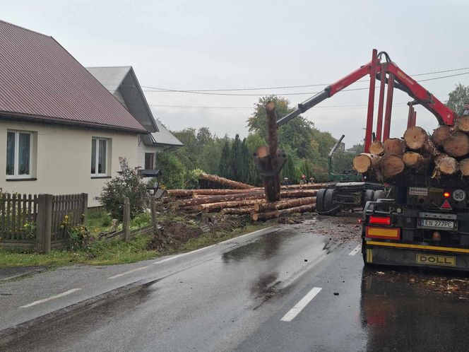 Wypadek w Mircu! Przewróciła się ciężarowka z drewnem, uszkodziła gazociąg