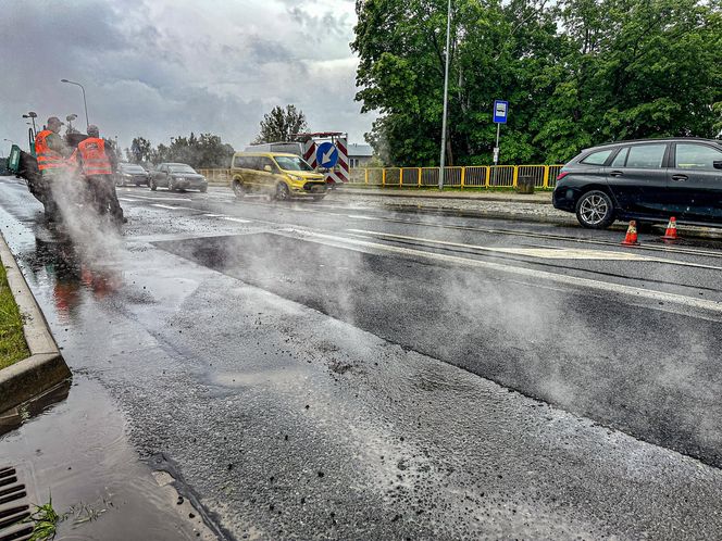 Robotnicy pracują w ulewę