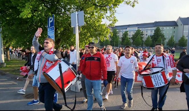 Kibice skandują "Lewandowski" pod stadionem w Helsinkach