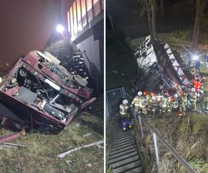 Autobus spadł z wiaduktu na autostradzie. Pojazd runął 10 metrów 